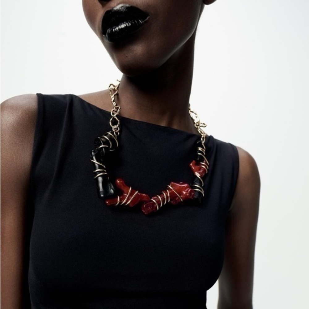 Zara NWT contrasting faux coral necklace
